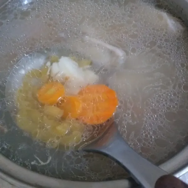 Setelah ayam empuk beri garam dan gula, masukkan juga wortel dan makaroni.