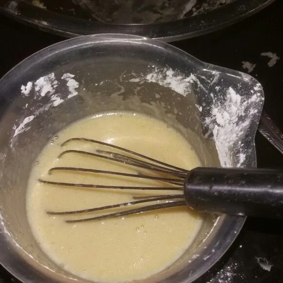 Tuang air sedikit demi sedikit sambil diaduk.