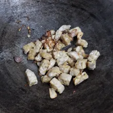 Masukkan tempe yang sudah dipotong-potong.