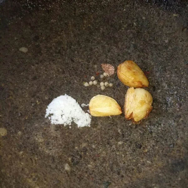 Bawang putih untuk bumbu kita goreng sebentar sampai layu, kemudian haluskan bersama merica dan garam. Ulek sampai halus.