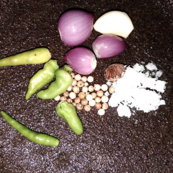 Haluskan 3 siung bawang merah, 1 siung bawang putih, 5 buah cabe rawit, 1 cm pala, 1 sdt merica, dan garam secukupnya.