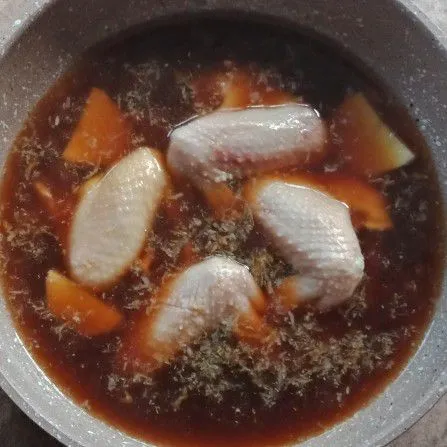 Masukkan air, kecap manis, kecap asin, garam, gula, dan kentang, masak hingga mendidih, lalu masukkan ayam. Masak hingga empuk.