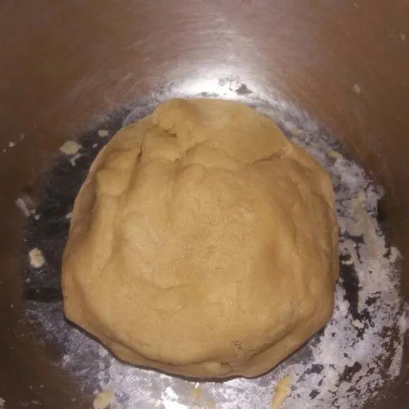 Uleni hingga membentuk adonan padat yang bisa dibentuk.