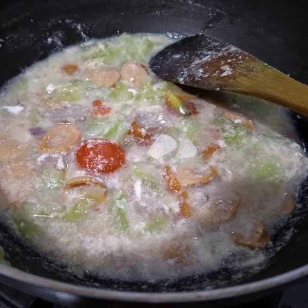 Masukkan garam, gula, dan kaldu jamur. Aduk rata, tes rasa, sesuaikan selera. Setelah bumbu meresap dan matang, angkat dan siap disajikan.