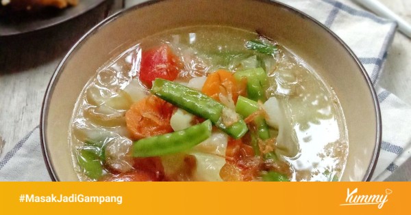 Anak-anak sedang menikmati sayur sop dalam mangkuk