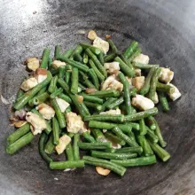 Masukkan kacang panjang, oseng-oseng sampai kacang layu.
