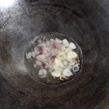 Tumis bawang merah dan bawang putih sampai harum.