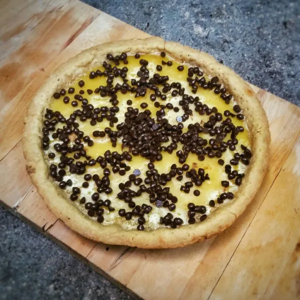 Setelah pie matang, pindahkan ke wadah saji lalu beri topping choco chips diatasnya.