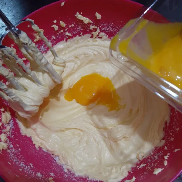 Masukkan kuning telur, lalu aduk hingga rata