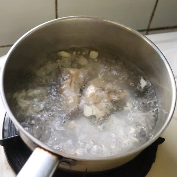 Rebus air matang 1,5 liter, potongan ayam, dan bawang putih.
