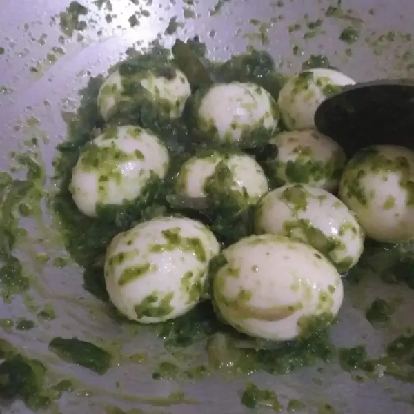 Masak sampai sambal berminyak. Koreksi rasa.