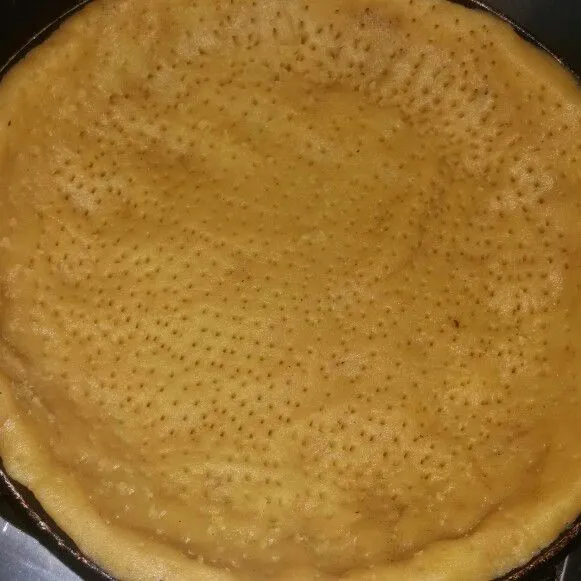 Panggang kulit pie menggunakan api kecil sekitar 1/2 menit.