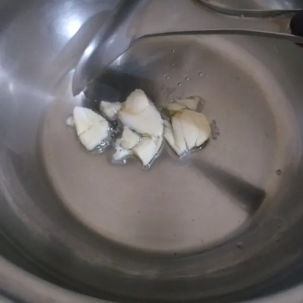 Panaskan 2 sdm minyak, tumis bawang putih geprek sampai harum.