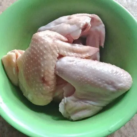 Sayap ayam dicuci bersih.