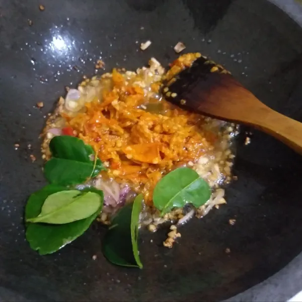 Tambahkan cabai ulek dan daun jeruk purut.