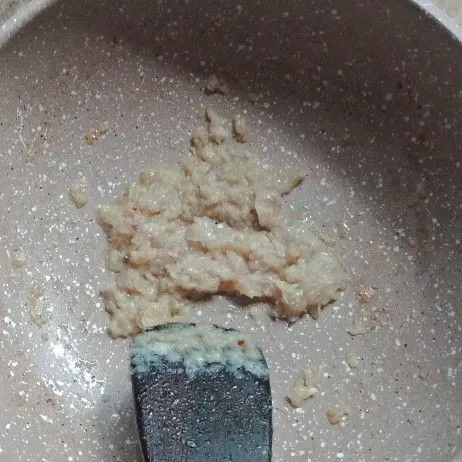 Tumis bumbu sampai harum kecoklatan.