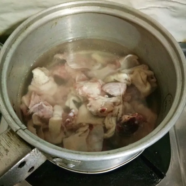 Rebus tulang ayam dengan secukupnya air hingga mendidih.