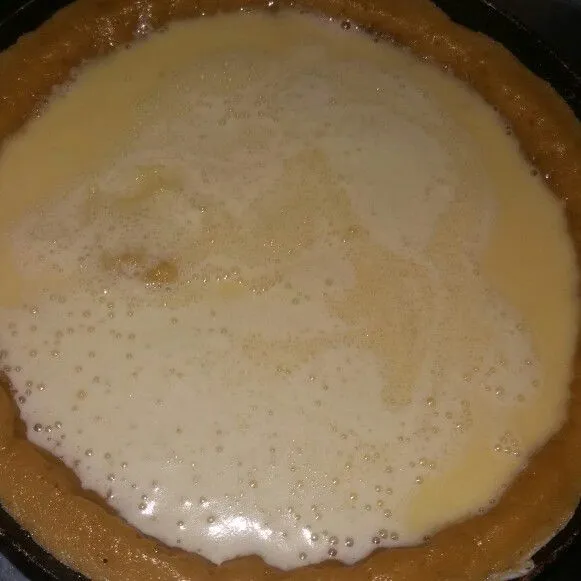 Panggang pie hingga vlanya berubah warna dan mengeras menggunakan api kecil, jangan lupa ditutup selama proses pemanggangannya.