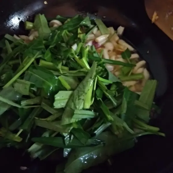 Masukkan kangkung, aduk rata.