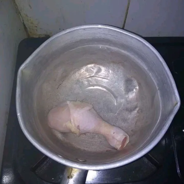 Menu bubur ayam terdekat yang biasa dipasarkan juga bisa kamu buat sendiri di rumah. Pertama, cuci bersih ayam lalu rebus untuk membuat kaldunya.