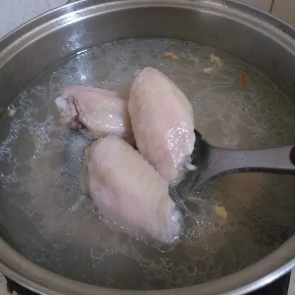 Tambahkan air dan ayam. Rebus sampai ayam empuk.
