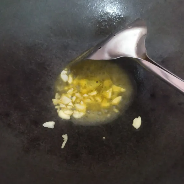 Panaskan margarin dan tumis bawang putih sampai harum.