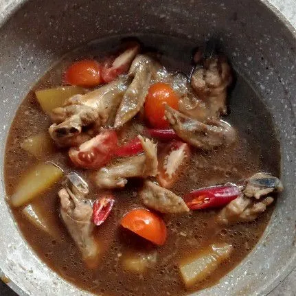 Masukkan tomat dan cabai. Masak sebentar, lalu matikan kompor.