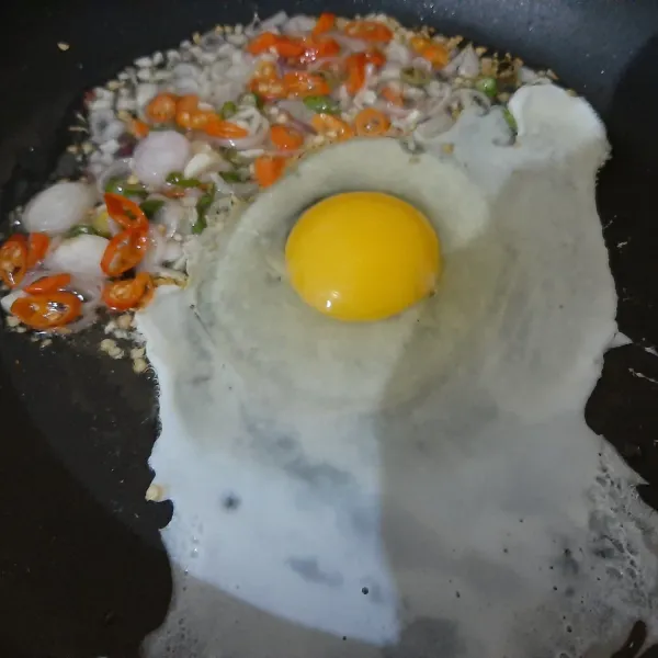Masukkan telur, buat orak-arik hingga agak kering.