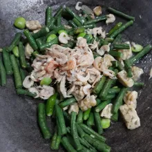 Terakhir masukkan petai, udang asin, garam, dan kaldu bubuk. Aduk-aduk sampai tercampur rata, tes rasa, angkat dan siap disajikan.