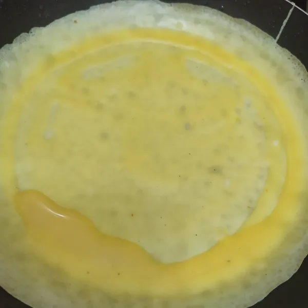 Kocok telur dan mayones, kemudian dadar di atas teflon sampai matang.