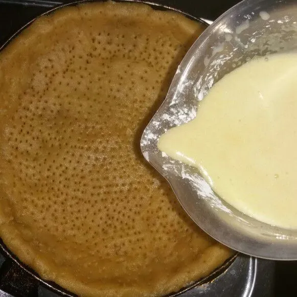 Lalu tuang vla di atas adonan kulit pie.