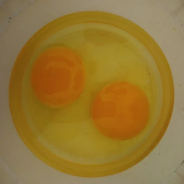 Dalam mangkuk, siapkan telur ayam. Agar mudah saat menuang ke dalam wajan.