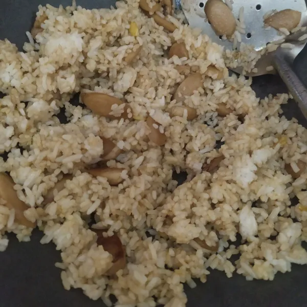 Masukkan nasi, beri garam, merica, dan aduk rata, sesuaikan rasanya, sisihkan dahulu.