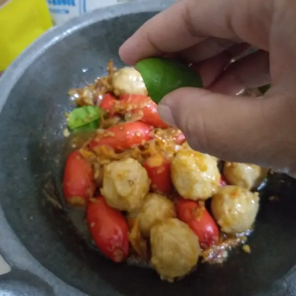 Kecilkan api, kucuri jeruk nipis dan aduk merata. Koreksi rasa.