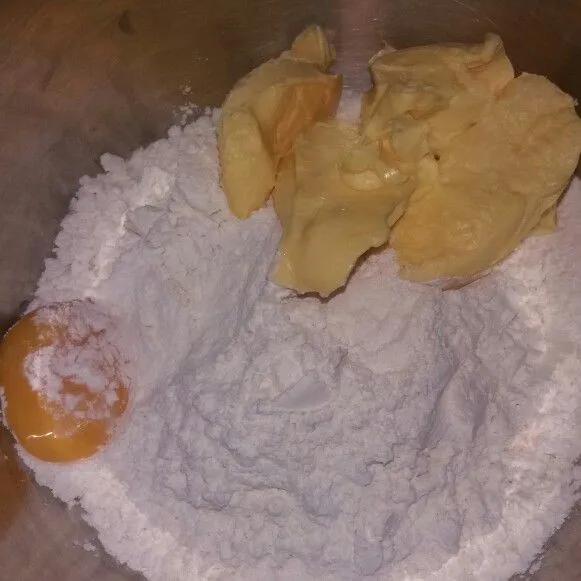 Buat kulit pienya terlebih dahulu, campur semua bahan pie.