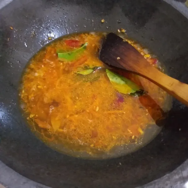 Tambahkan air, garam, gula, dan kaldu bubuk.