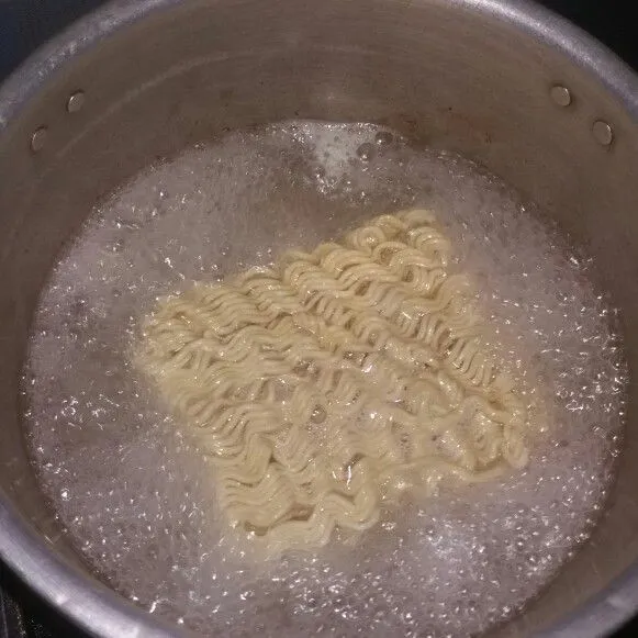 Rebus mie hingga matang, angkat lalu tiriskan.