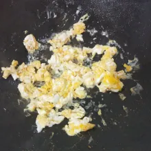 Masukkan telur, orak-arik telur sampai setengah matang.