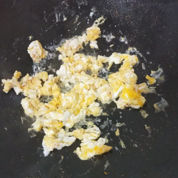 Masukkan telur, orak-arik telur sampai setengah matang.