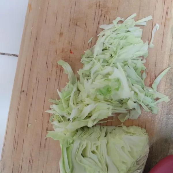 Kubis di potong kecil-kecil terlebih dahulu seperti pada gambar.