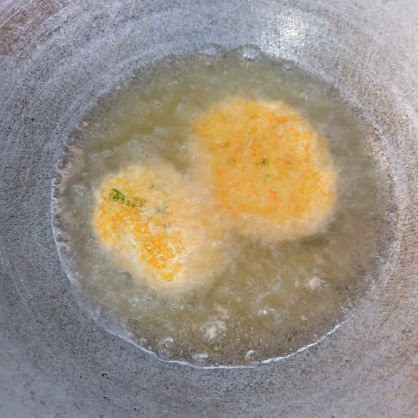 Goreng tempe sampai matang. Angkat, tiriskan dan sajikan bersama saus sambal, saus tomat, ataupun mayonaise.