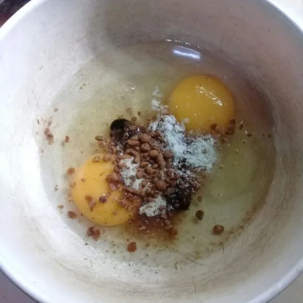 Pecahkan telur kedalam mangkuk masukan semua bumbu mi instan kecuali minyak tambahkan garam dan kaldu bubuk aduk rata.