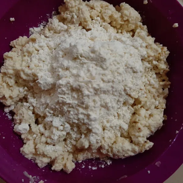 Tambahkan tepung terigu, aduk rata.