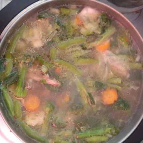 Koreksi rasa, jika sudah enak, lalu matikan api.