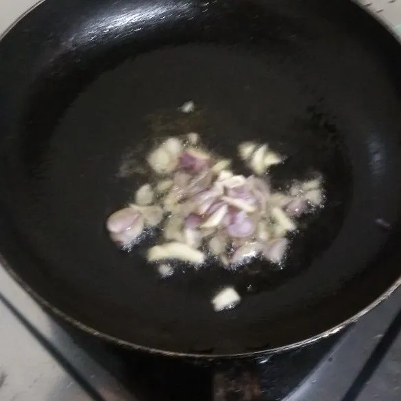 Panaskan minyak lalu tumis bawang hingga harum.