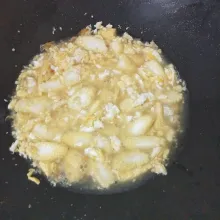Masukkan jagung muda dan air, masak hingga air mendidih.