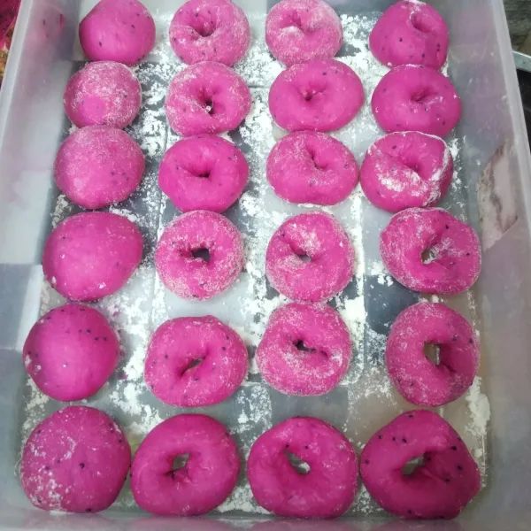 Kempiskan dan ulen adonan sebentar hingga semua udara keluar. Timbang adonan dan bentuk sesuai selera, saya 30 gr jadi 24 bh donat mini.