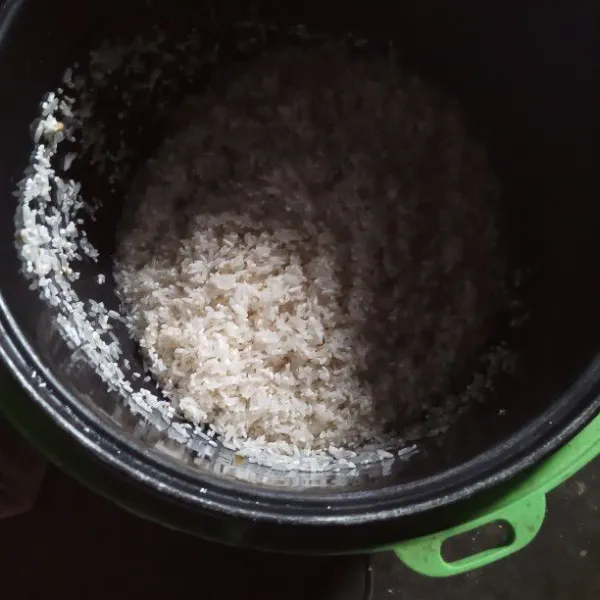 cuci beras sampai bersih