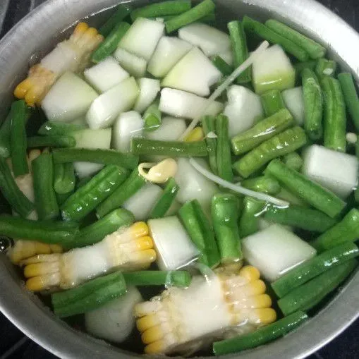 Masukkan jagung, kacang panjang, labu siam, labu air, dan kecambah kedelai. Masak hingga sayuran matang.