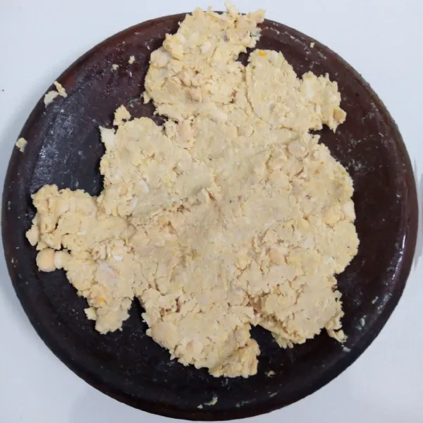 Kukus tempe kemudian ulek sampai halus.